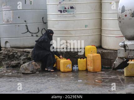 Taiz Jemen - 20. Juni 2020 : EINE jemenitische Frau holt Wasser aufgrund der Wasserkrise und der schwierigen Lebensbedingungen im Jemen. Stockfoto