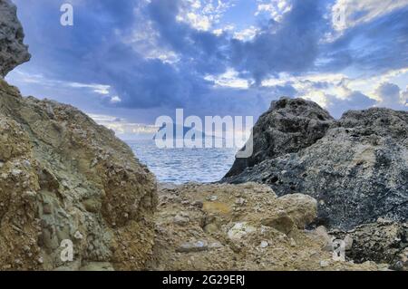 Schöner Blick auf felsige Klippen am Strand Cala Finestrat in Benidorm, Spanien unter wolkenfreiem Himmel Stockfoto