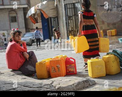 Taiz /Jemen - 08 Aug 2020 : Kinder holen Wasser aufgrund der Wasserkrise und der schwierigen Lebensbedingungen der Bewohner der Stadt Taiz Stockfoto