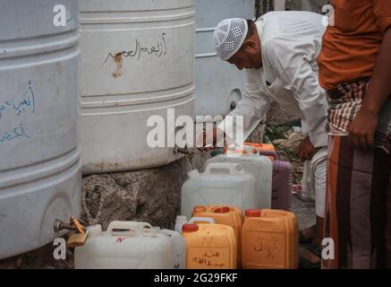 Taiz Jemen - 20. Juni 2020 : EIN Jemen sammelt Wasser aufgrund der Wasserkrise und der schwierigen Lebensbedingungen der Bewohner der Stadt Taiz Stockfoto