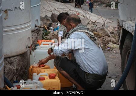 Taiz Jemen - 20. Juni 2020 : EIN Jemen sammelt Wasser aufgrund der Wasserkrise und der schwierigen Lebensbedingungen der Bewohner der Stadt Taiz Stockfoto