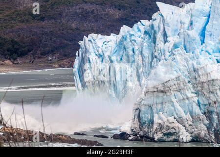 Eisfall vom Perito Moreno Gletscher verursacht eine große Welle, Argentinien Stockfoto