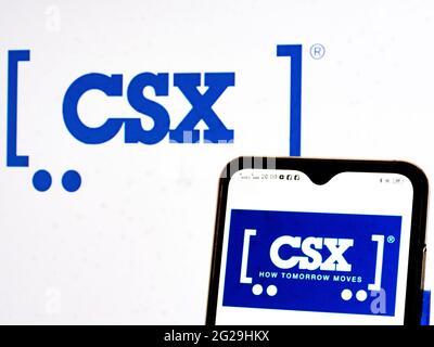 In dieser Abbildung ist das Logo der CSX Corporation zu sehen, das auf einem Smartphone angezeigt wird Stockfoto