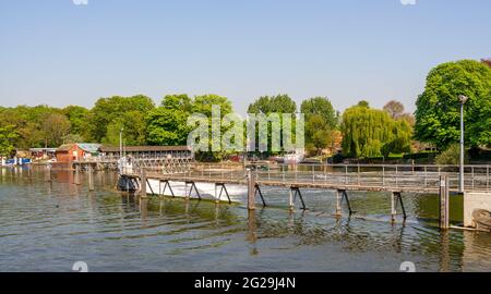 Das Wehr an der Themse in Molesey, Surrey, Großbritannien Stockfoto