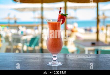 Ein erfrischender Smoothie-Cocktail aus tropischen Früchten an einer Strandbar in Marbella an der Costa Del Sol Stockfoto
