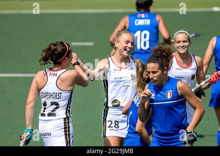 AMSTELVEEN, NIEDERLANDE - 9. JUNI: Die Deutsche Jette Fleschutz feiert nach ihrem ersten Treffer beim EM-Spiel zwischen Deutschland und Italien im Wagener Stadion am 9. Juni 2021 in Amstelveen, Niederlande (Foto: Gerrit van Keulen/Orange Picts) Stockfoto