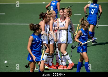 AMSTELVEEN, NIEDERLANDE - 9. JUNI: Die Deutsche Jette Fleschutz feiert mit ihren Teamkollegen das erste Tor ihrer Mannschaft beim EM-Spiel zwischen Deutschland und Italien am 9. Juni 2021 im Wagener Stadion in Amstelveen, Niederlande (Foto: Gerrit van Keulen/Orange Picts) Stockfoto