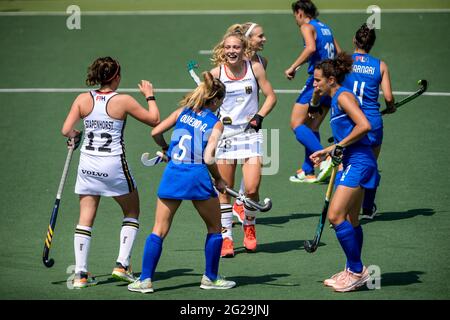 AMSTELVEEN, NIEDERLANDE - 9. JUNI: Die Deutsche Jette Fleschutz feiert nach ihrem ersten Treffer beim EM-Spiel zwischen Deutschland und Italien im Wagener Stadion am 9. Juni 2021 in Amstelveen, Niederlande (Foto: Gerrit van Keulen/Orange Picts) Stockfoto
