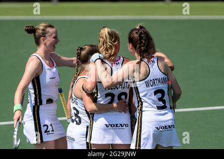 AMSTELVEEN, NIEDERLANDE - 9. JUNI: Franzisca Hauke aus Deutschland, Lisa Altenburg aus Deutschland, Jette Fleschutz aus Deutschland, Charlotte Stappenhorst aus Deutschland und Amelie Wortmann aus Deutschland feiern beim EM-Spiel zwischen Deutschland und Italien im Wagener Stadion am 9. Juni 2021 in Amstelveen das zweite Tor ihrer Mannschaft, Niederlande (Foto: Gerrit van Keulen/Orange Picters) Stockfoto