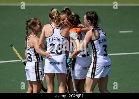 AMSTELVEEN, NIEDERLANDE – JUNI 9: Lisa Altenburg aus Deutschland, Jette Fleschutz aus Deutschland, Charlotte Stappenhorst aus Deutschland und Amelie Wortmann aus Deutschland feiern beim Eishockey-Europameisterschaftsspiel zwischen Deutschland und Italien am 9. Juni 2021 im Wagener Stadion in Amstelveen, Niederlande, das zweite Tor ihres Teams (Foto: Gerrit van Keulen/Orange Picles) Stockfoto