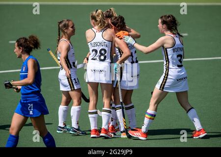 AMSTELVEEN, NIEDERLANDE – JUNI 9: Lisa Altenburg aus Deutschland, Jette Fleschutz aus Deutschland, Charlotte Stappenhorst aus Deutschland und Amelie Wortmann aus Deutschland feiern beim Eishockey-Europameisterschaftsspiel zwischen Deutschland und Italien am 9. Juni 2021 im Wagener Stadion in Amstelveen, Niederlande, das zweite Tor ihres Teams (Foto: Gerrit van Keulen/Orange Picles) Stockfoto