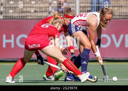 AMSTELVEEN, NIEDERLANDE - 9. JUNI: Charlotte Englebert aus Belgien, Abi Raye aus Belgien, Erica Sanders aus England während des EM-Eishockeymeisterschaftsspiels zwischen Belgien und England im Wagener Stadion am 9. Juni 2021 in Amstelveen, Niederlande (Foto: Jeroen Meuwsen/Orange Picles) Stockfoto