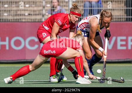 AMSTELVEEN, NIEDERLANDE - 9. JUNI: Charlotte Englebert aus Belgien, Abi Raye aus Belgien, Erica Sanders aus England während des EM-Eishockeymeisterschaftsspiels zwischen Belgien und England im Wagener Stadion am 9. Juni 2021 in Amstelveen, Niederlande (Foto: Jeroen Meuwsen/Orange Picles) Stockfoto