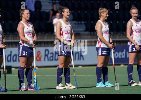 AMSTELVEEN, NIEDERLANDE - 9. JUNI: Grace Balsdon aus England, Fiona knistert vor England, Elizabeth Neal aus England während des Euro Hockey Championships-Spiels zwischen Belgien und England im Wagener Stadion am 9. Juni 2021 in Amstelveen, Niederlande (Foto: Jeroen Meuwsen/Orange Picles) Stockfoto