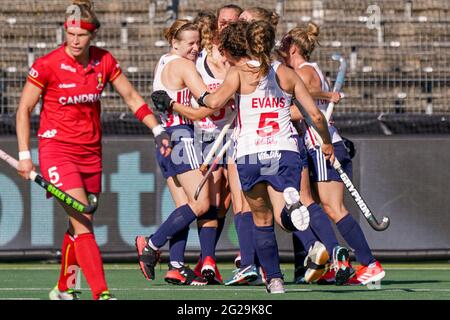 AMSTELVEEN, NIEDERLANDE - 9. JUNI: Giselle Ansley aus England feiert nach dem ersten Tor ihres Teams beim EM-Spiel zwischen Belgien und England am 9. Juni 2021 im Wagener Stadion in Amstelveen, Niederlande (Foto: Jeroen Meuwsen/Orange Picters) Stockfoto