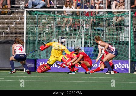 AMSTELVEEN, NIEDERLANDE - 9. JUNI: Giselle Ansley aus England feiert nach dem ersten Tor ihres Teams beim EM-Spiel zwischen Belgien und England am 9. Juni 2021 im Wagener Stadion in Amstelveen, Niederlande (Foto: Jeroen Meuwsen/Orange Picters) Stockfoto