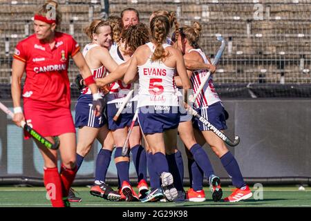 AMSTELVEEN, NIEDERLANDE - 9. JUNI: Giselle Ansley aus England feiert nach dem ersten Tor ihres Teams beim EM-Spiel zwischen Belgien und England am 9. Juni 2021 im Wagener Stadion in Amstelveen, Niederlande (Foto: Jeroen Meuwsen/Orange Picters) Stockfoto