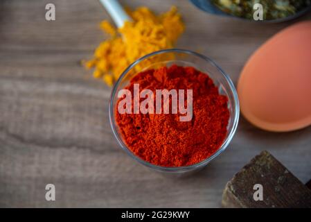 Gemahlene rote kulinarische Würze aus Annatto (Bixa orellana). Paprika. Milde und leicht süße Würze, in Fleisch und Saucen verzehrt. Unverzichtbare Gewürze Stockfoto