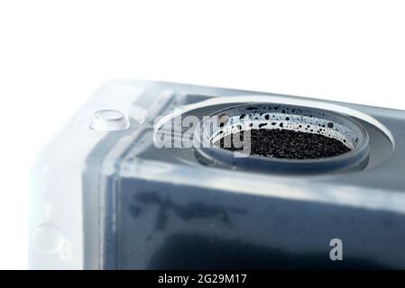Makrofoto einer schwarzen Tintenpatrone für einen Farbdrucker, isoliert auf weißem Hintergrund. Stockfoto