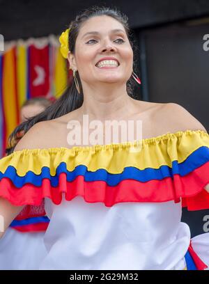 Schöne kolumbianische Frau in traditioneller Kleidung: Torontos Hispanic Fiesta ist eine Feier der lateinamerikanischen Kultur in diesem multikulturellen CI Stockfoto