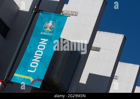 Wembley Stadium, Wembley Park, Großbritannien. Juni 2021. Die „EURO 2020 London“-Schilder um Wembley vor der UEFA-Fußball-Europameisterschaft. Das Turnier wird um ein Jahr verschoben, als die Coronavirus-Pandemie 2020 weltweit eintraf, und beginnt am 11. Juni 2021. Am 13. Juni 2021 findet im Wembley Stadium das erste Spiel, England gegen Kroatien, statt. Amanda Rose/Alamy Live News Stockfoto