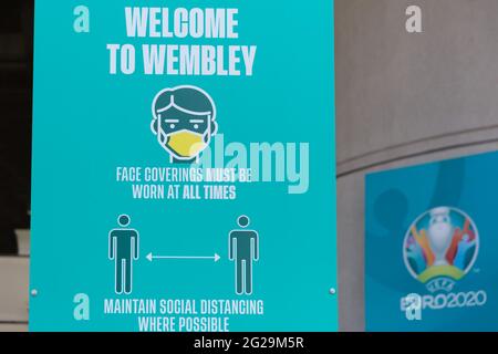 Wembley Stadium, Wembley Park, Großbritannien. Juni 2021. Schilder rund um den Wembley Stadium Concourse erinnern Fans daran, vor der UEFA-Fußball-Europameisterschaft Gesichtsbezüge zu tragen. Das Turnier wird um ein Jahr verschoben, als die Coronavirus-Pandemie 2020 weltweit eintraf, und beginnt am 11. Juni 2021. Am 13. Juni 2021 findet im Wembley Stadium das erste Spiel, England gegen Kroatien, statt. Amanda Rose/Alamy Live News Stockfoto