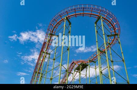 Ein Bild einer Achterbahnwende im Mtasminda Park (Tiflis). Stockfoto