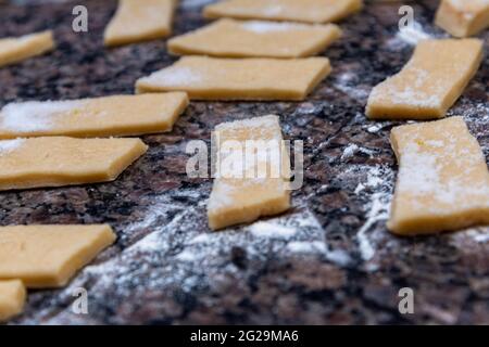 Herstellung von hausgemachten Mehlbiskuits. Zuckerhaltige Kekse. Hausgemachte Köstlichkeiten. Backwaren. Kulinarische Köstlichkeiten. Stockfoto