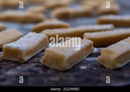 Herstellung von hausgemachten Mehlbiskuits. Zuckerhaltige Kekse. Hausgemachte Köstlichkeiten. Backwaren. Kulinarische Köstlichkeiten. Stockfoto