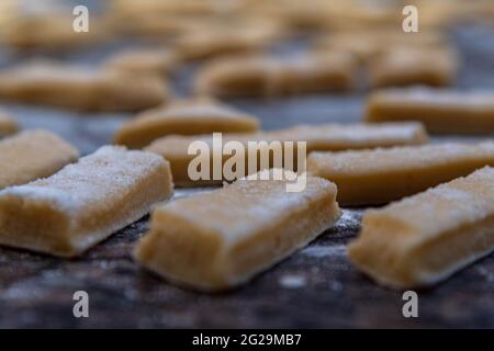 Herstellung von hausgemachten Mehlbiskuits. Zuckerhaltige Kekse. Hausgemachte Köstlichkeiten. Backwaren. Kulinarische Köstlichkeiten. Stockfoto