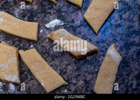 Herstellung von hausgemachten Mehlbiskuits. Zuckerhaltige Kekse. Hausgemachte Köstlichkeiten. Backwaren. Kulinarische Köstlichkeiten. Stockfoto