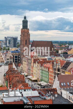 Ein Bild der St. Elizabeth's Church und des nahegelegenen Marktplatzes. Stockfoto