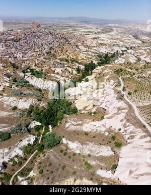 Luftaufnahme des Schlosses Uchisar, in der Nähe von Goreme, Türkei. Es ist ein riesiger Tuffgipfel, der von tausend Hohlräumen durchbohrt wird. Es ist eine Siedlung in Kappadokien Stockfoto