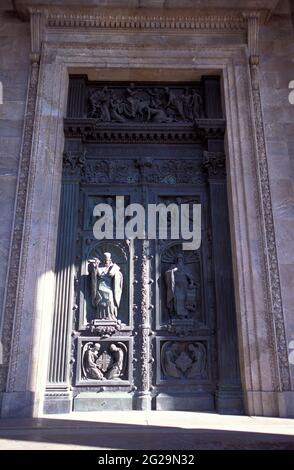 Isaakstor, Bronzetüren, Isaakskathedrale, Sankt Petersburg, Russland. Stockfoto