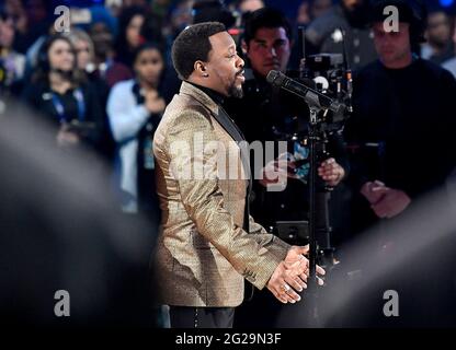 Charlotte, USA. Februar 2019. Anthony Hamilton singt die Nationalhymne vor dem NBA All-Star Game im Spectrum Center in Charlotte, North Carolina, am Sonntag, den 17. Februar 2019. (Foto von Jeff Siner/Charlotte Observer/TNS/Sipa USA) Quelle: SIPA USA/Alamy Live News Stockfoto