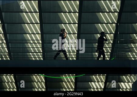 Berlin, Deutschland. Juni 2021. Zwei Menschen gehen auf einer Brücke im Paul-Loebe-Haus, einem parlamentsgebäude im Regierungsviertel in Berlin. Quelle: Markus Schreiber/AP POOL/dpa/Alamy Live News Stockfoto