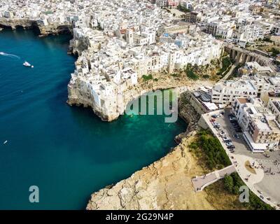 Polignano Luftaufnahme, Bild mit Drohne von oben, Apulien, Italien Stockfoto