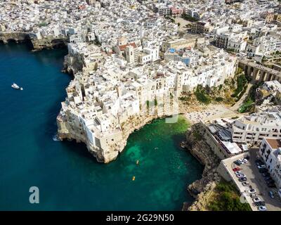 Polignano Luftaufnahme, Bild mit Drohne von oben, Apulien, Italien Stockfoto