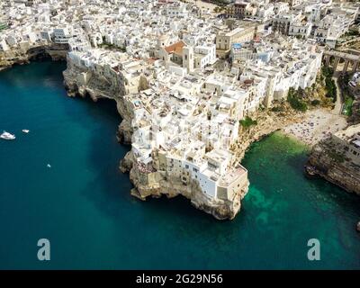 Polignano Luftaufnahme, Bild mit Drohne von oben, Apulien, Italien Stockfoto