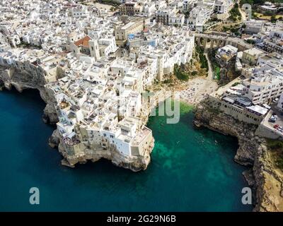 Polignano Luftaufnahme, Bild mit Drohne von oben, Apulien, Italien Stockfoto