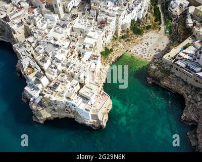 Polignano Luftaufnahme, Bild mit Drohne von oben, Apulien, Italien Stockfoto