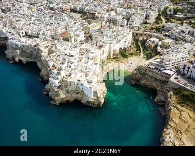 Polignano Luftaufnahme, Bild mit Drohne von oben, Apulien, Italien Stockfoto
