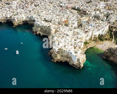 Polignano Luftaufnahme, Bild mit Drohne von oben, Apulien, Italien Stockfoto