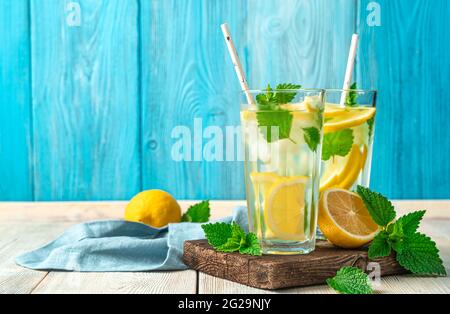 Sommergetränk mit Zitrone und Minze in zwei klaren Gläsern. Limonade. Seitenansicht. Stockfoto