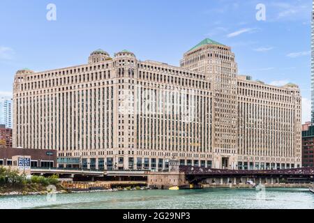 Merchandise Mart ist ein Geschäftsgebäude, das im Jahr 1930 erbaut wurde und am Chicago River liegt, mit einer Fläche von 4 Millionen Quadratfuß. Stockfoto