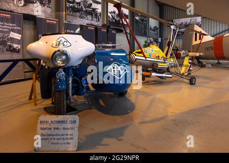 1962 RAC Norton ES2 und Wallis WA-116 agile „Little Nellie“ auf der Shuttleworth Stockfoto