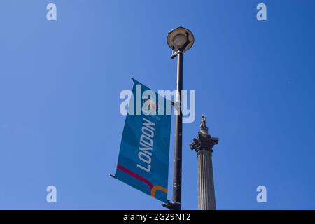 London, Großbritannien. Juni 2021. Ein Euro 2020-Banner, das vor dem Turnier neben der Nelson-Säule auf dem Trafalgar Square in London zu sehen ist. Das UEFA Euro 2020 Fußballturnier, das aufgrund der COVID-19-Krise von 2020 verschoben wurde, findet vom 11. Juni bis 11. Juli 2021 in 11 Ländern, darunter England, statt. Kredit: Vuk Valcic/SOPA Images/ZUMA Wire/Alamy Live Nachrichten Stockfoto