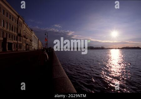 Sonnenuntergang im Fluss Neva, Gebäude am Palastufer, Sankt Petersburg, Russland. Stockfoto
