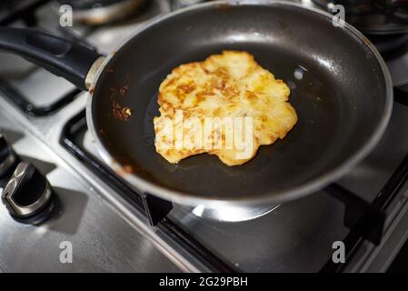 Bananenpfannkuchen in einer Pfanne Stockfoto