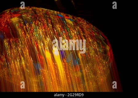 Ehrfürchtig weiches, leuchtendes Licht, Flares, Streifen, Wirbel, Trails. Beleuchtung vibrierend funkelt. Cooler, einzigartiger Hintergrund, Hintergrund, Konzept mit Platz für CO Stockfoto